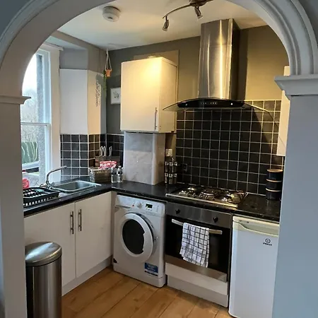 Prime Location Clifton One Bed Self Contained Flat With Free Parking For 2 Cars *
