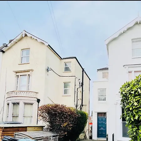 Prime Location Clifton One Bed Self Contained Flat With Free Parking For 2 Cars *